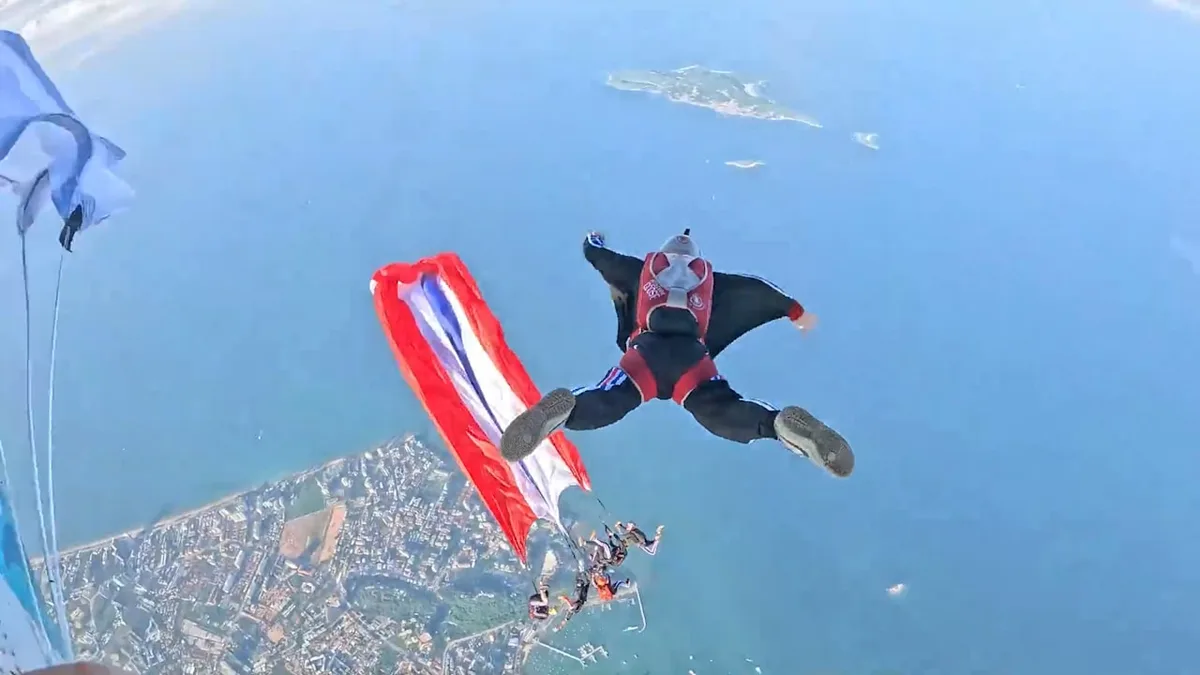 Himmels-Rekord in Thailand - Fallschirmspringer entfalten 400qm große Flagge
