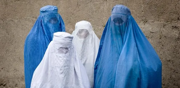 Metade das mulheres afegãs sai de casa no máximo 2 vezes por mês, diz ONU