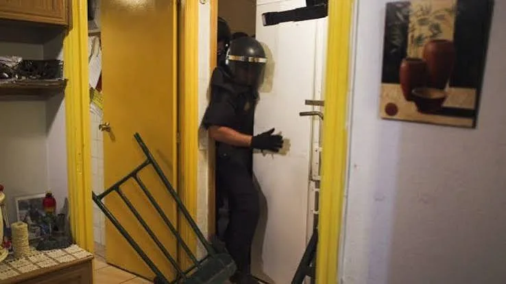 Da pizza à cola na porta: os truques usados pelos okupas para encontrar casas vazias em Espanha