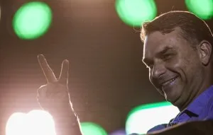 Flávio Bolsonaro registra candidatura a presidente e declara R$ 8,1 milhões em bens