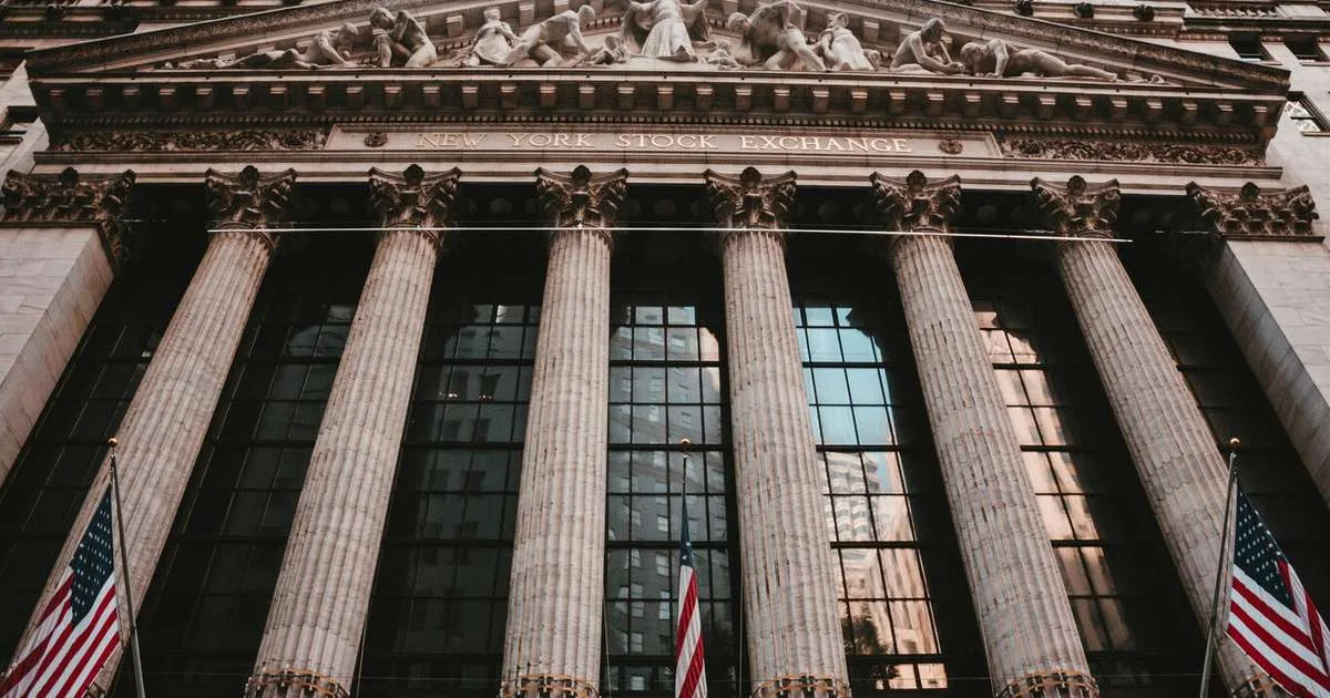 Wall Street descobriu que implementar IA não significa demitir funcionários, mas contratar os funcionários certos