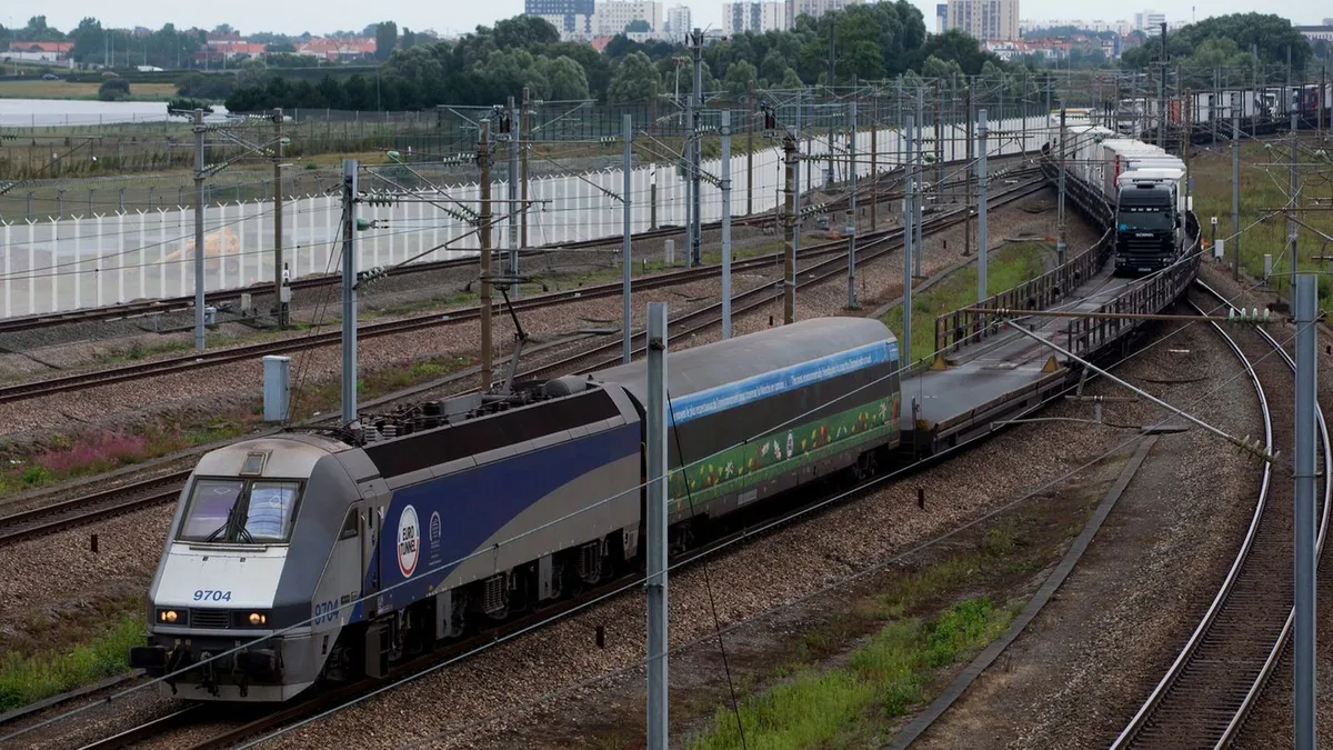 Frankreich: Kleinbus rammt Zug am Kanaltunnel - 19 Verletzte