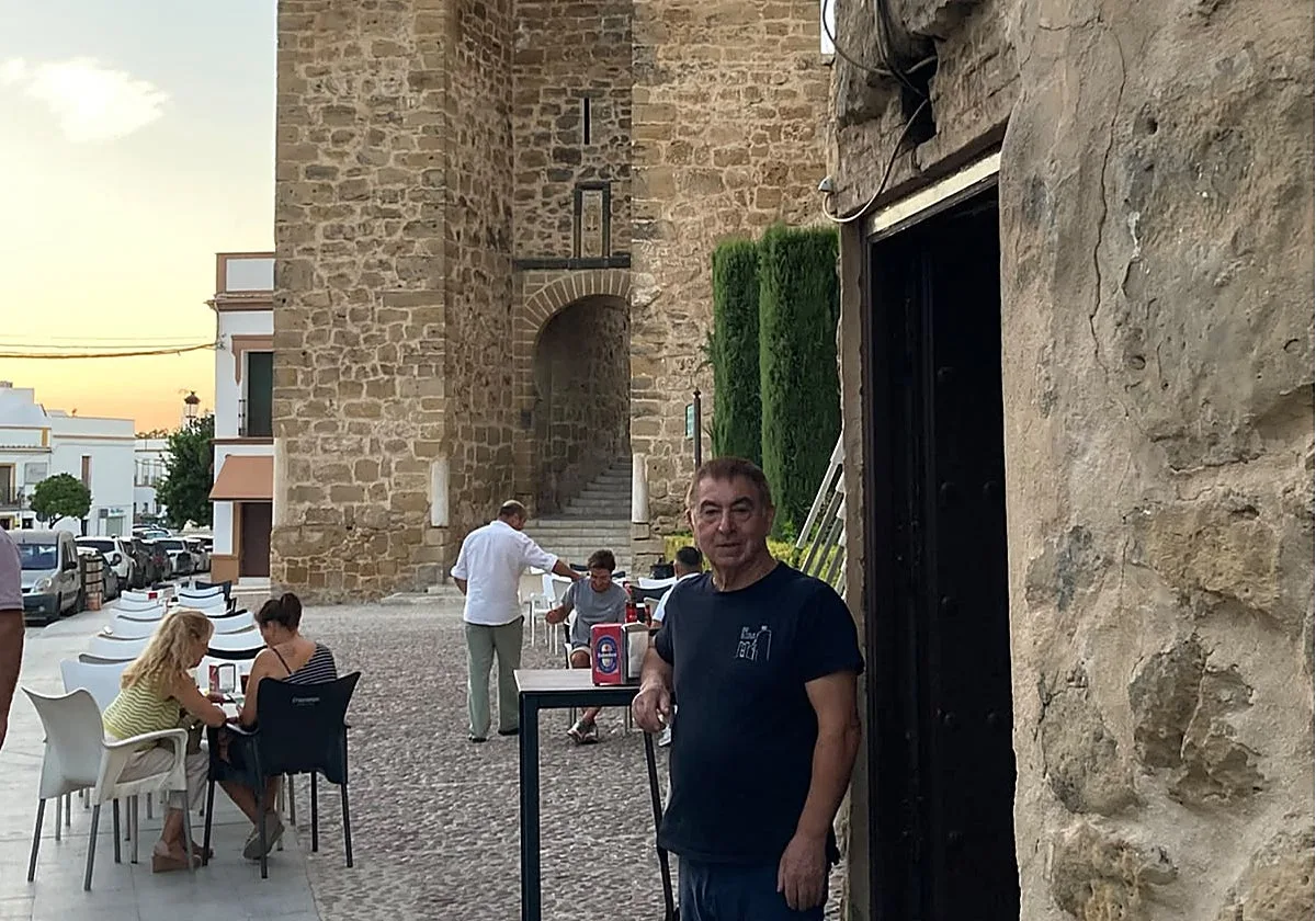 'Palomo' cierra La Cueva, el mítico bar de Marchena cavado en la muralla: «No me he jubilado hasta los 74 por la clientela»