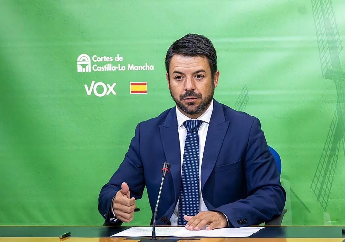 Vox denuncia un copago escolar «encubierto» en las aulas y critica la «ceguera» de Page