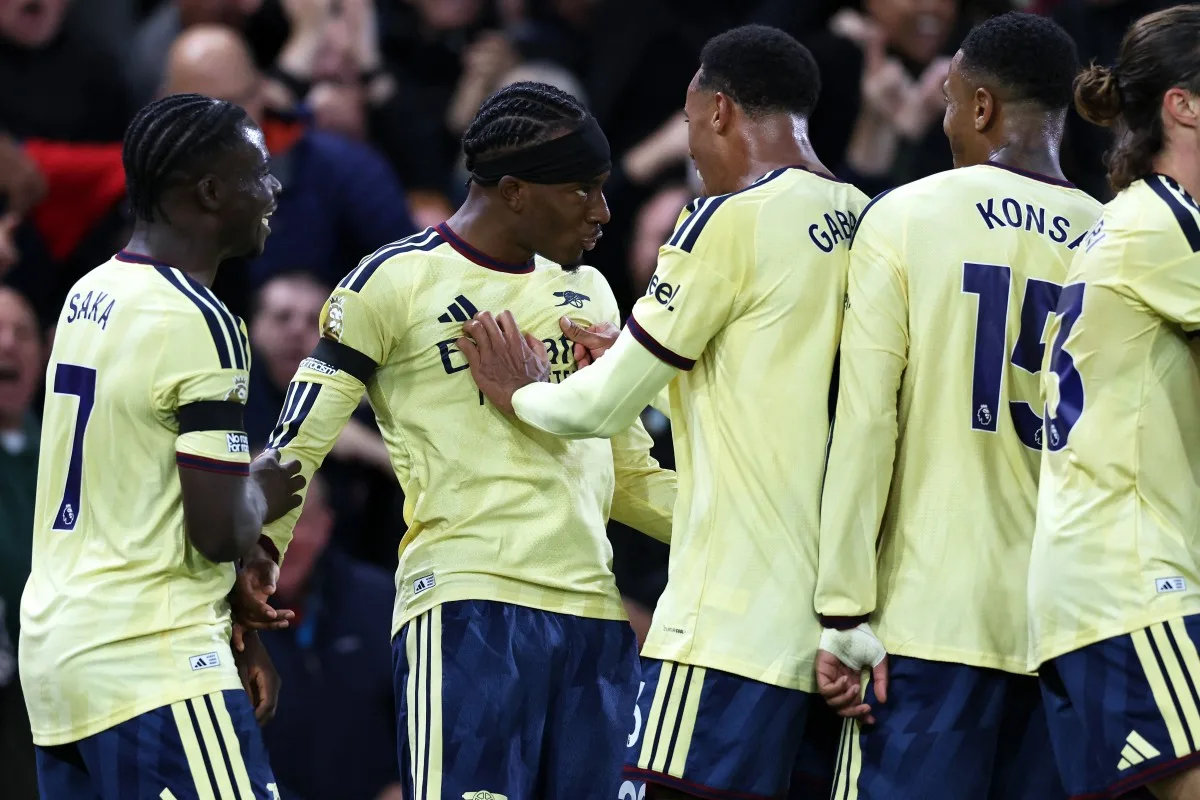 Arsenal vence jogo apertado e segue na cola do City na Premier League