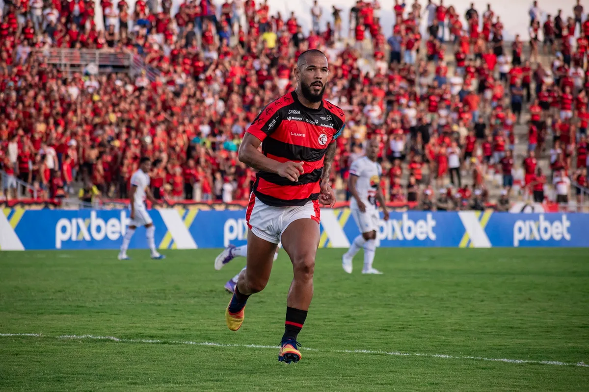 Hélio Paraíba vai continuar no Campinense? Entenda a situação do atacante