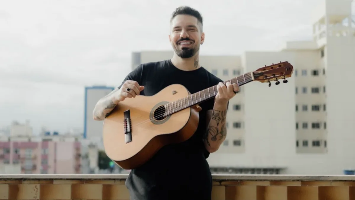 Cantor David Coelho relata sumiço de violão durante viagem de ônibus do Rio para Vitória
