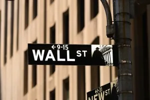 Wall Street operam em queda após discurso do chair do Fed, alta de IA perde força