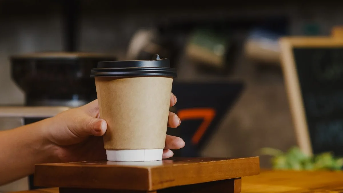 Copos de café descartáveis compostáveis podem liberar mais microplásticos que os convencionais, segundo pesquisa, principalmente em bebidas quentes