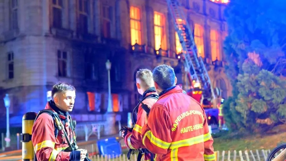 Incendie à l'hôtel de ville de Limoges : "Ça arrache le cœur de voir notre belle mairie flamber comme ça"