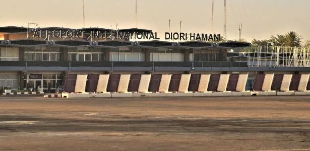 Níger tem tiroteios e explosões perto de palácio presidencial e aeroporto
