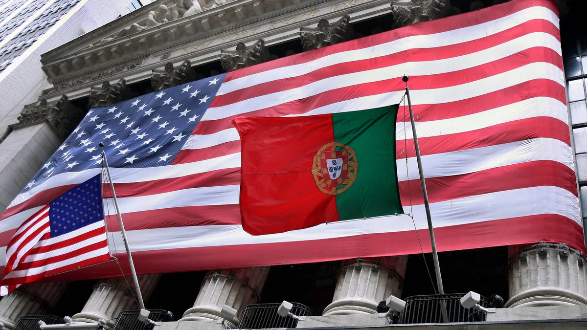 “Bandeira em grande destaque”. Quando os portugueses tocam o sino em Wall Street