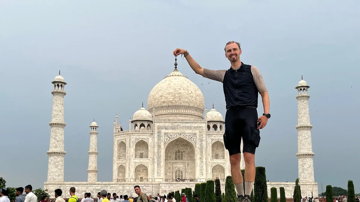 „Du hast den fucking Krebs überlebt. Mach was aus deinem Leben”, sagte sich John (26) und radelte 8000 Kilometer von Berlin bis nach Indien.