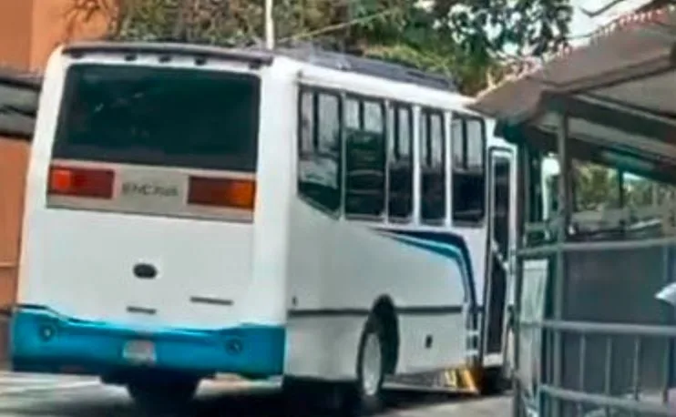 VIDEO: familiares de presos políticos denunciaron la llegada de más autobuses a El Rodeo I este #3Sep