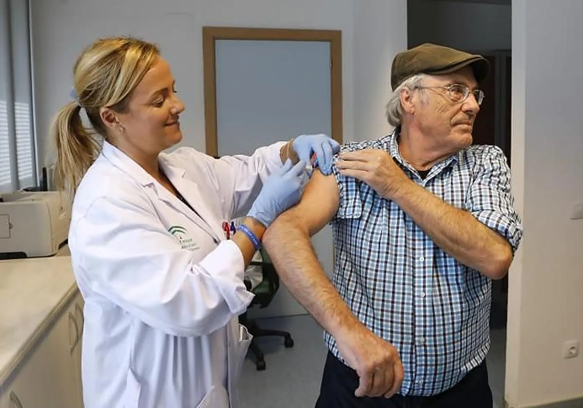 Vacunación contra la gripe y el Covid en Andalucía: quién puede pedir cita ya