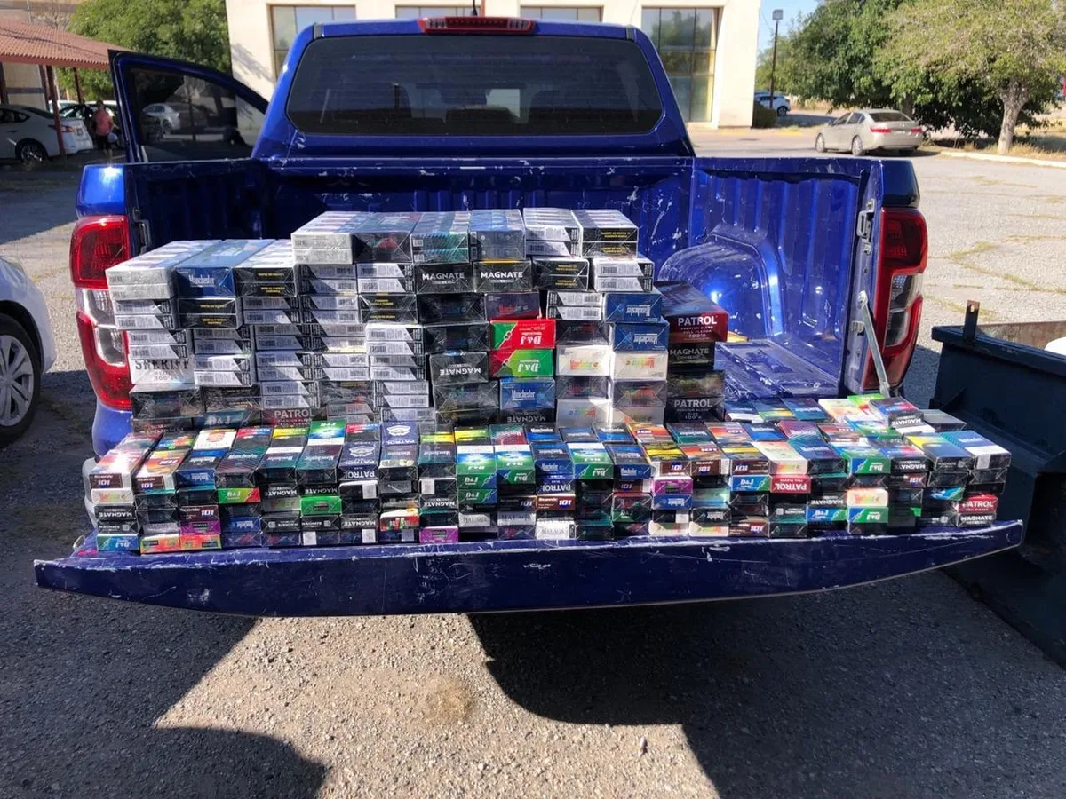 Grupos criminales que se hacen pasar por autoridades mexicanas obligan a tenderos a vender cigarros ilegales