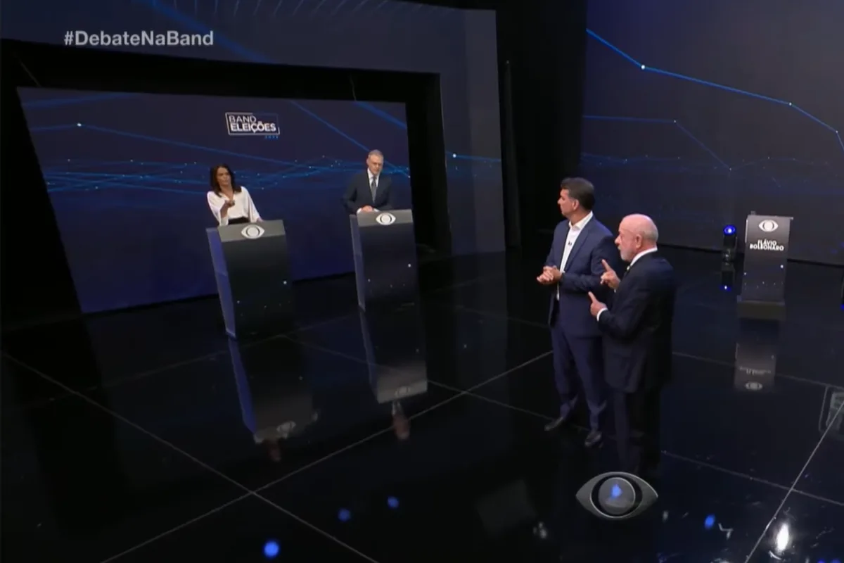 Lula questiona proposta de Flávio para o SUS e discussão vira confusão