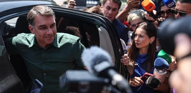Justiça cancela cerimônia que tornaria Flávio Bolsonaro cidadão de Salvador