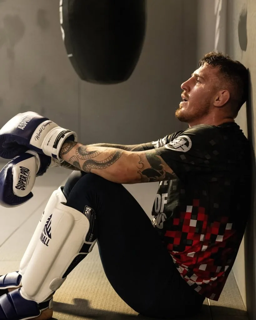 Tom Aspinall anuncia que abre mão do cinturão dos pesados do UFC