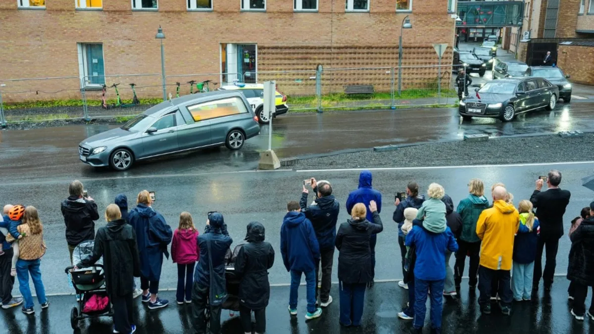 Konvoi bringt Sarg von Norwegens König Harald V. zum Palast