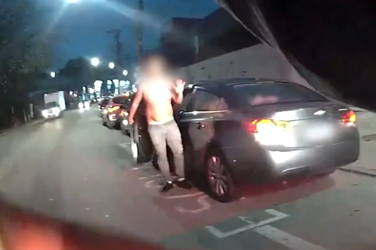 Homem esfaqueia esposa, foge com 3 filhos, mas é preso pouco tempo depois