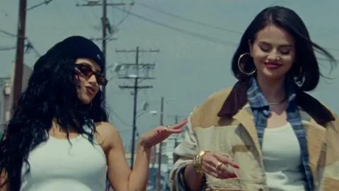 Becky G desvela cómo fue trabajar con Selena Gomez y Benny Blanco y sorprende con las escenas de riesgo de 'Te Olvido (La La)'