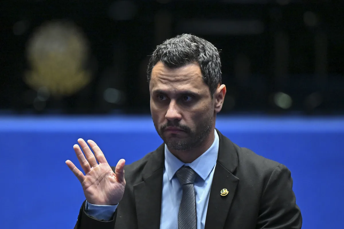 Cleitinho passa mal após discurso no Senado e cancela ato com Flávio Bolsonaro