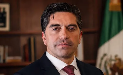Artículo 19 exige capacitar en derechos humanos a senador que amenazó a periodista Enrique Acevedo; ve atentado contra libertad de expresión