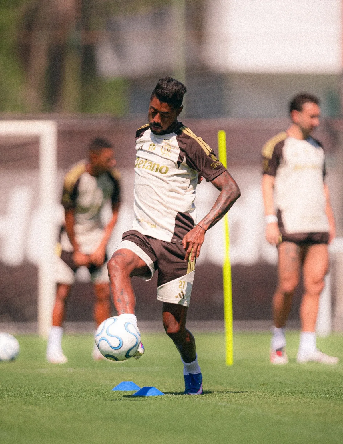 Bruno Henrique volta a treinar e deve reforçar o Flamengo contra o Cruzeiro na Libertadores