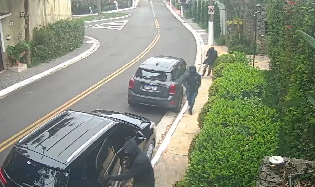 Vídeo mostra criminosos invadindo casa onde viveu Silvio Santos em SP e fugindo com mala