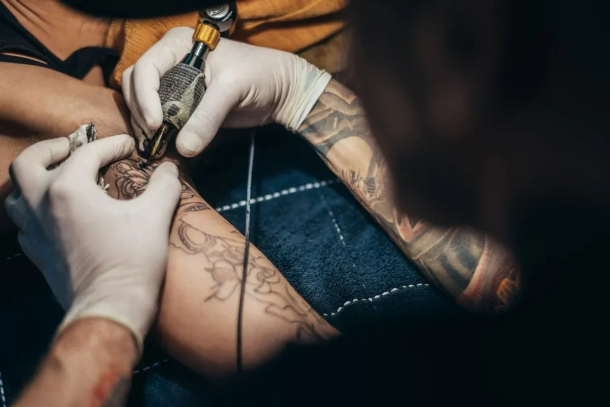 Justiça condena homem que usou mola de isqueiro em tatuagem de jovens