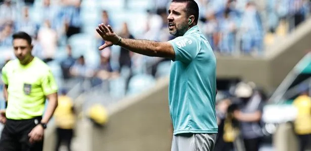Auxiliar do Palmeiras vê Brasileirão 'em aberto' e diz: 'Faltam 16 finais'