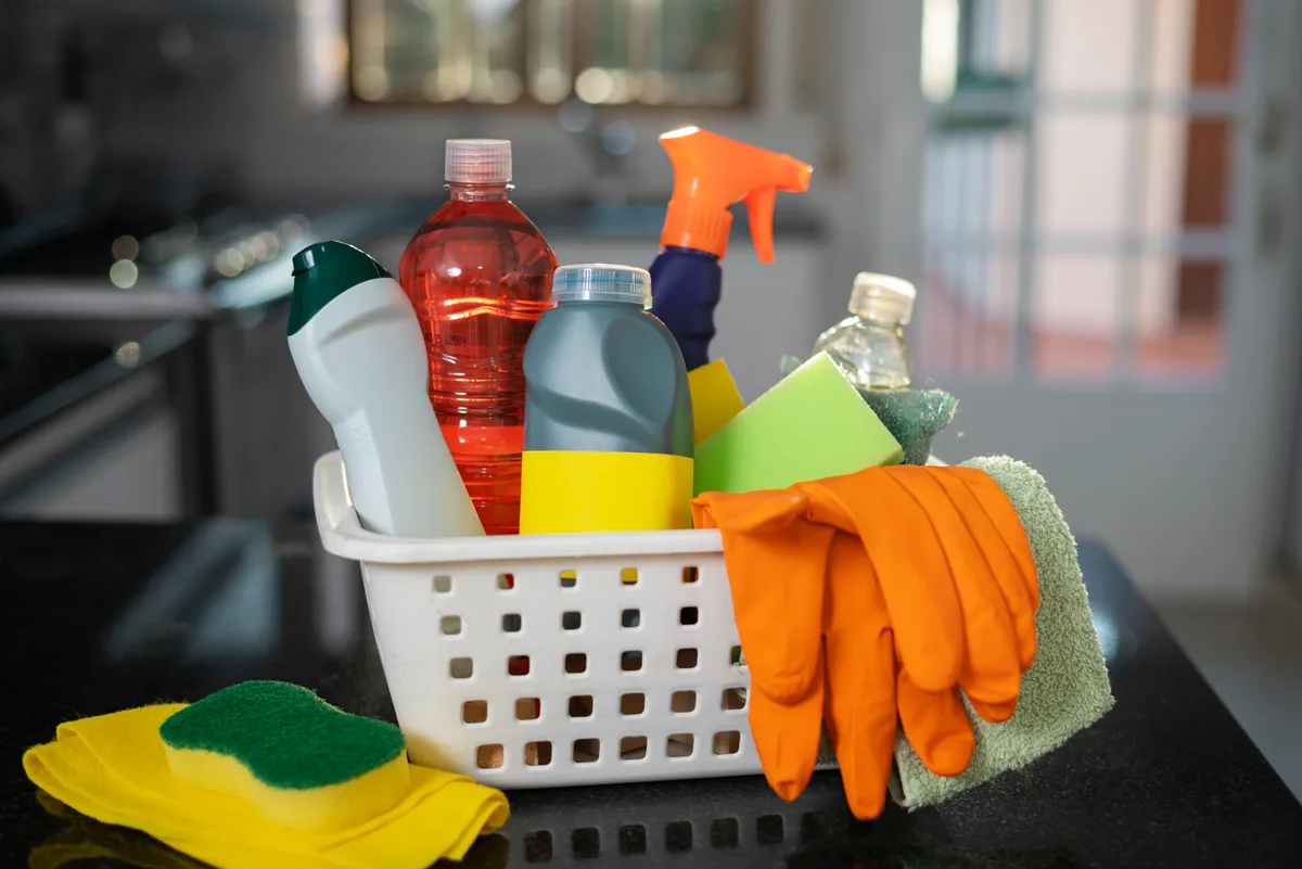 Anvisa proíbe 12 produtos de limpeza em todo o Brasil; veja marcas afetadas