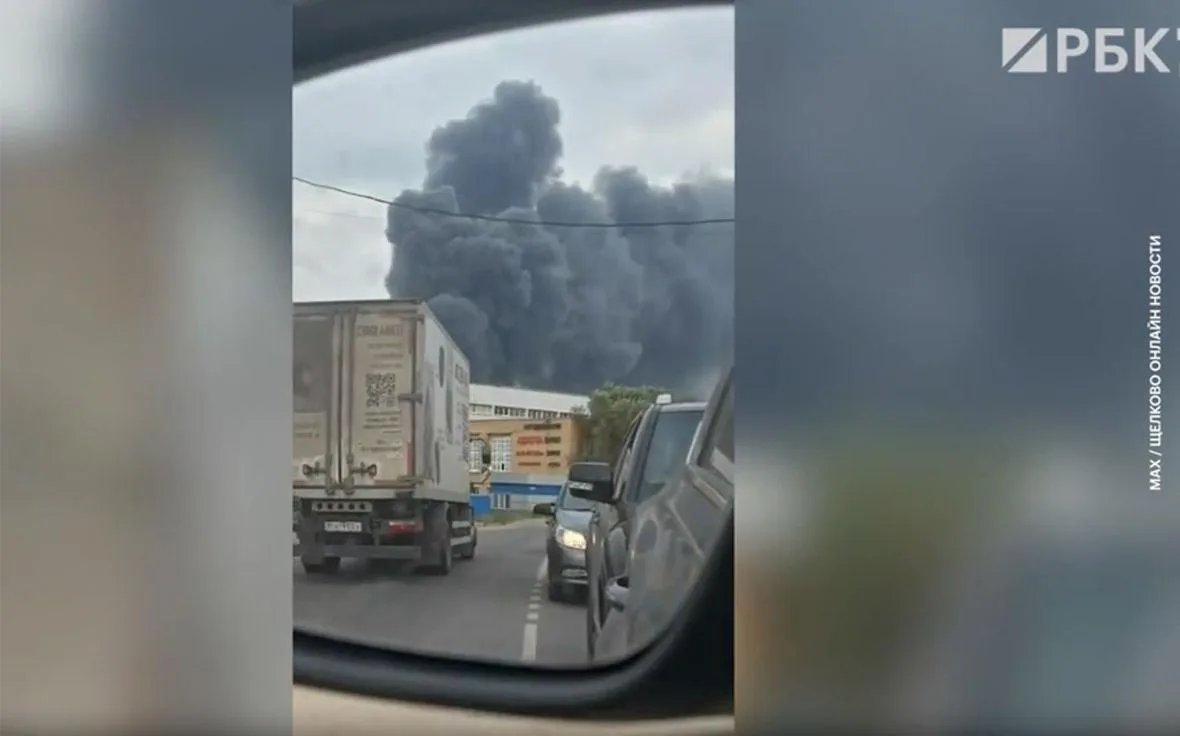 В подмосковном Щелково загорелся мусор на территории промзоны. Видео