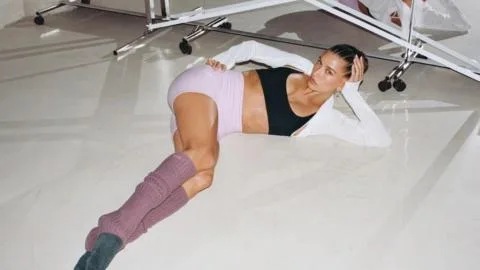 Hailey Bieber recupera su pasado como bailarina de ballet con una colecciÃ³n exclusiva junto a Adanola