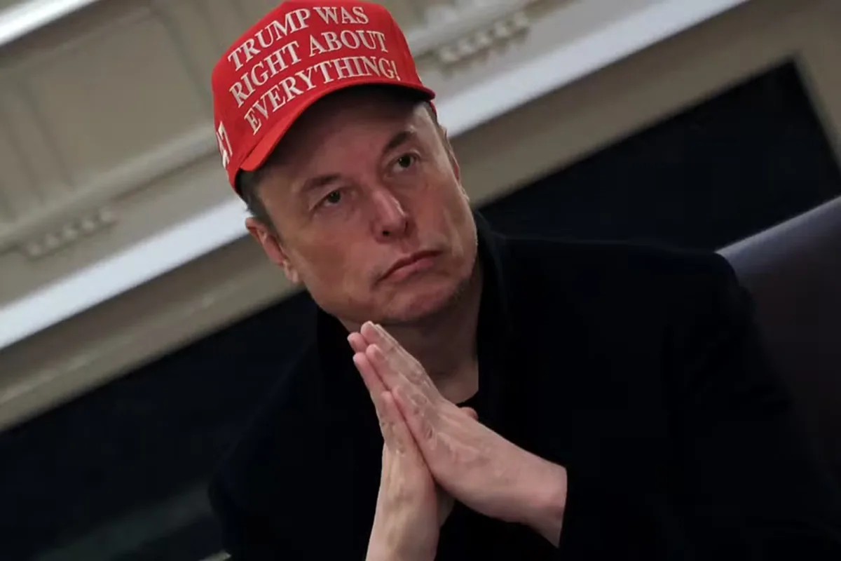 Zelensky condecora Musk enquanto tenta ampliar uso do Starlink
