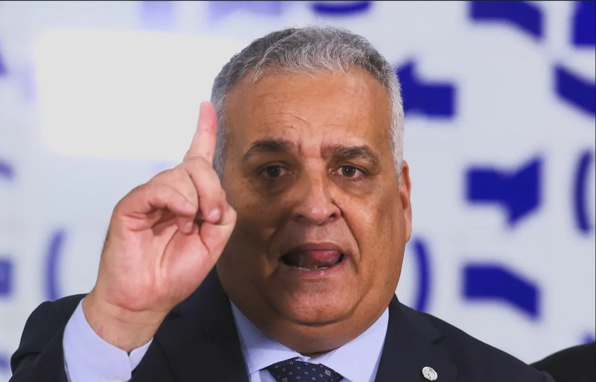 Vice de Flávio Bolsonaro passa vergonha ao não conseguir responder perguntas em sabatina