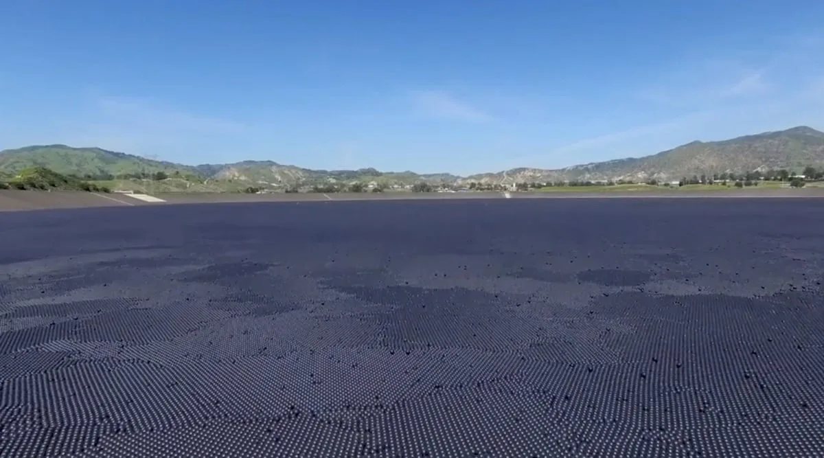 Lanzaron 96 millones de esferas negras en un embalse de EEUU en 2015: más de 10 años después, el ‘doble problema’ del agua ha sido resuelto