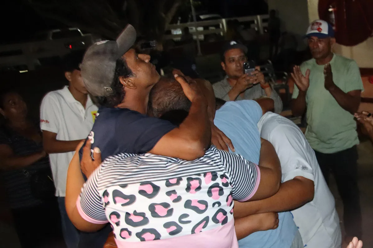 Milagroso rescate en México de dos pescadores a la deriva sobre una hielera durante cinco días