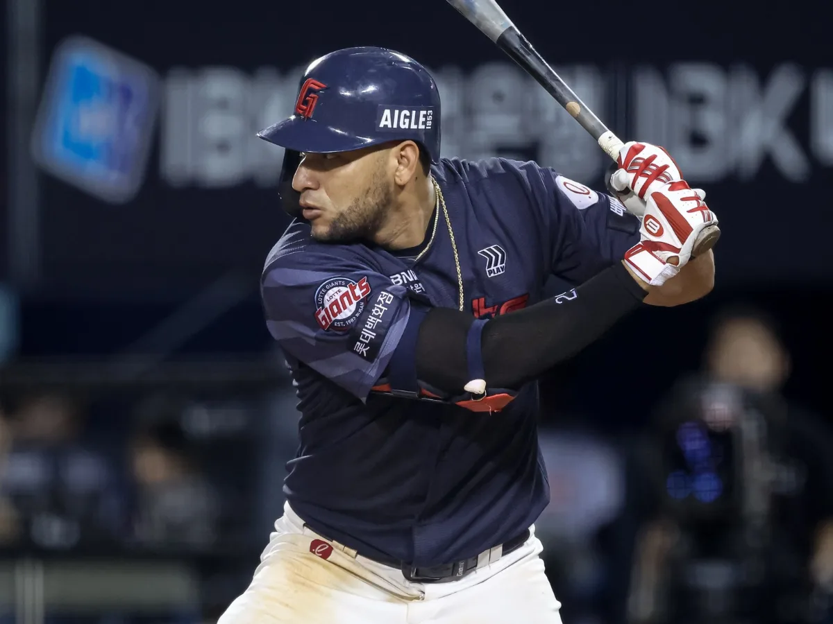 Víctor Reyes lucha por su primer título de bateo en la KBO