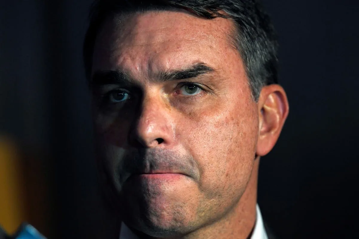 Chapa de Flávio Bolsonaro pode ser cassada após novo pedido de investigação