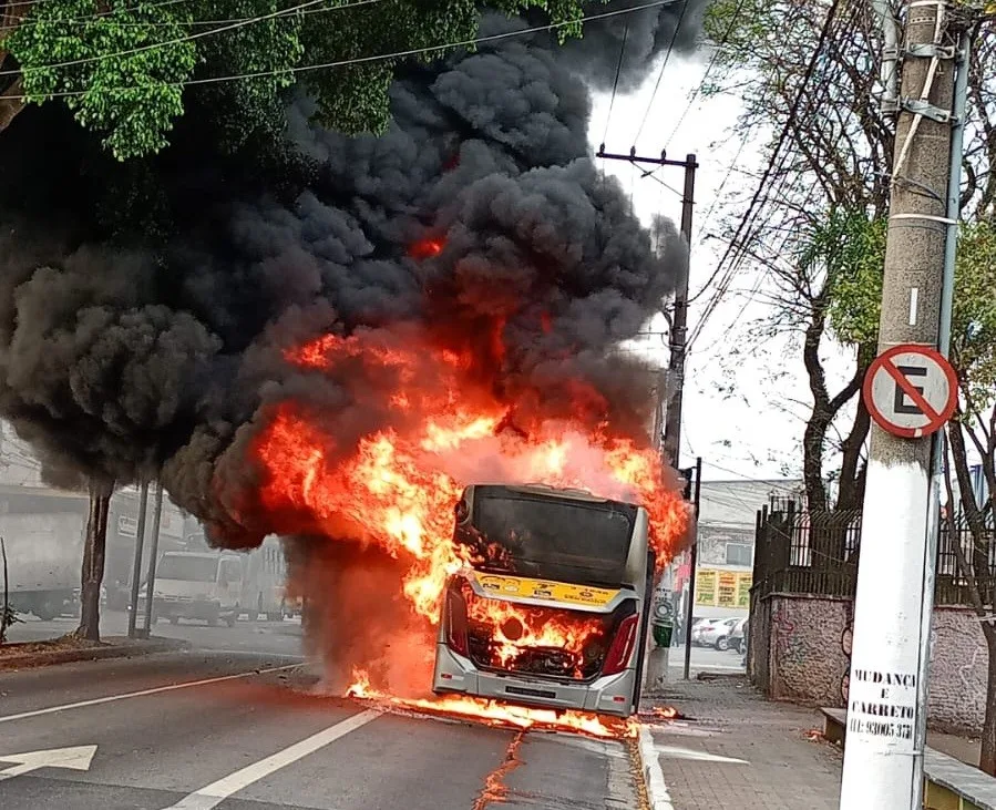 Ônibus pega fogo após pane mecânica na Zona Leste de SP