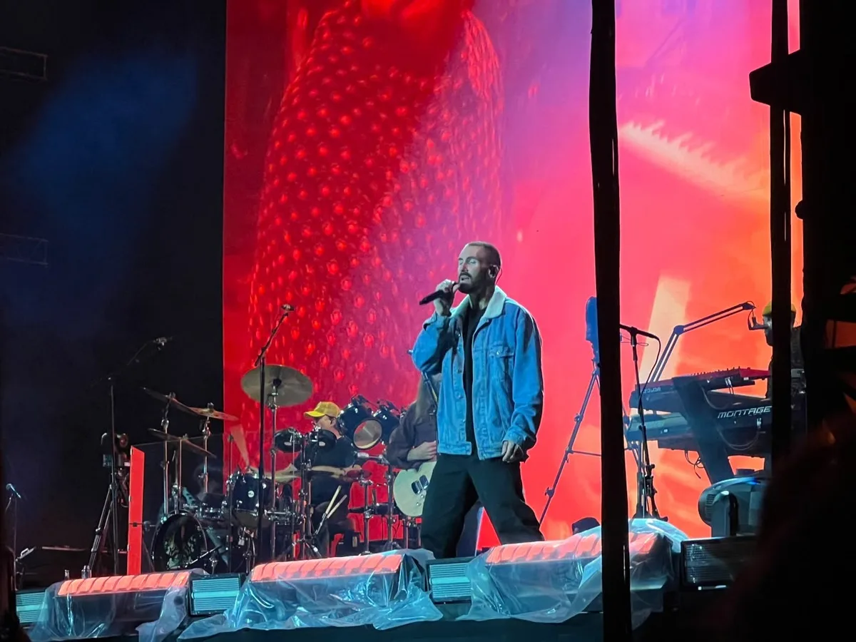 Adam Levine usa jaqueta de fã durante show histórico de Maroon 5 no interior de SP: 'Muito Sugar'