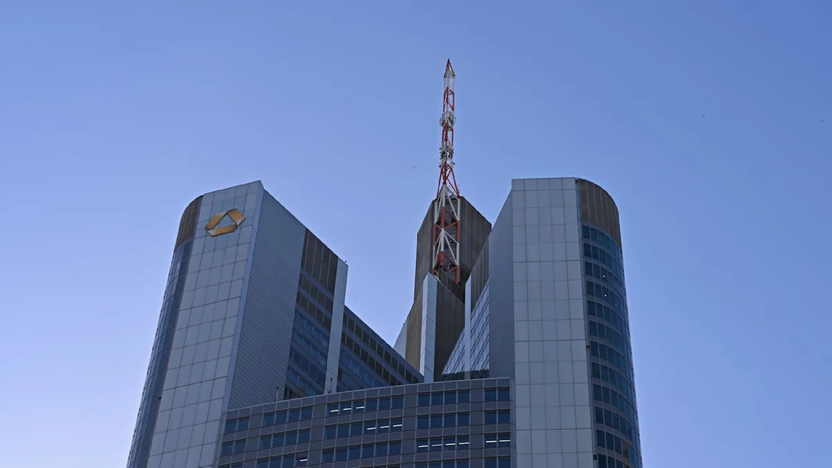 Eilmeldung - EZB erlaubt Unicredit Übernahme der Commerzbank