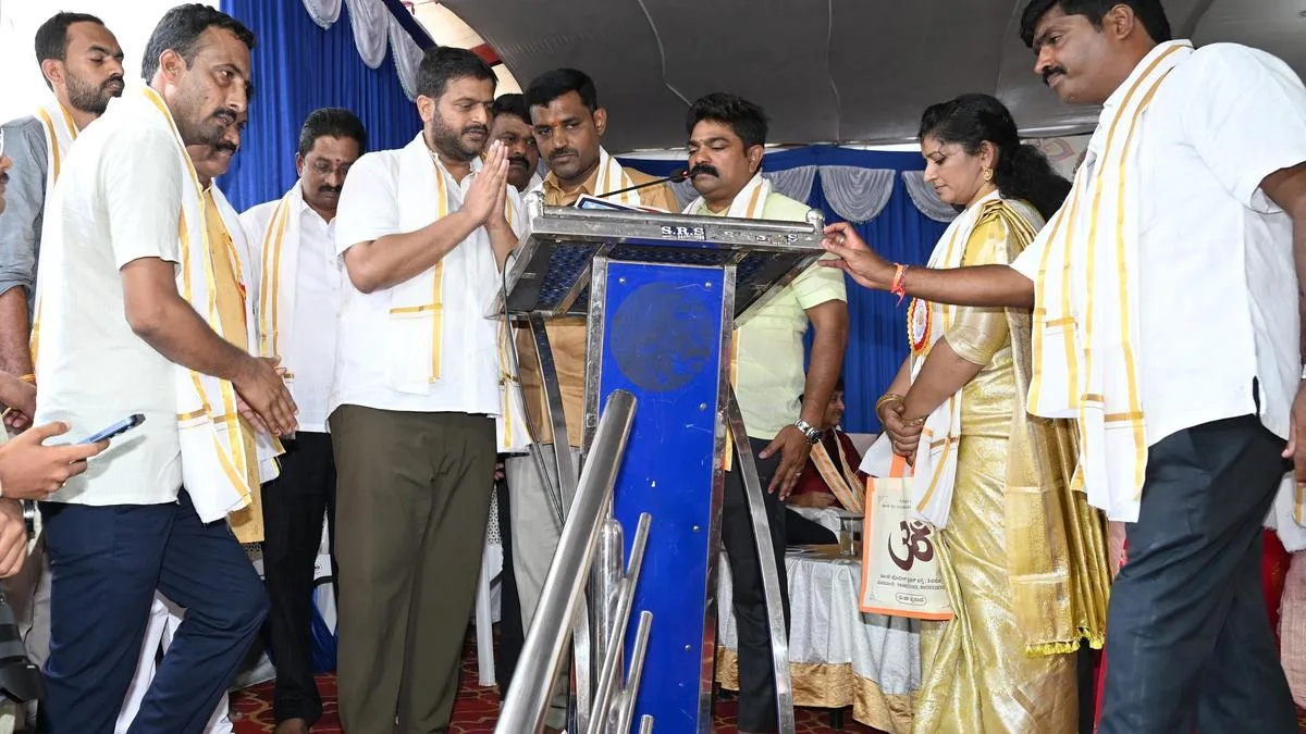 Vande Mataram presented at Dasara inauguration in Shivamogga violating State govt. order, Congress leaders walk out