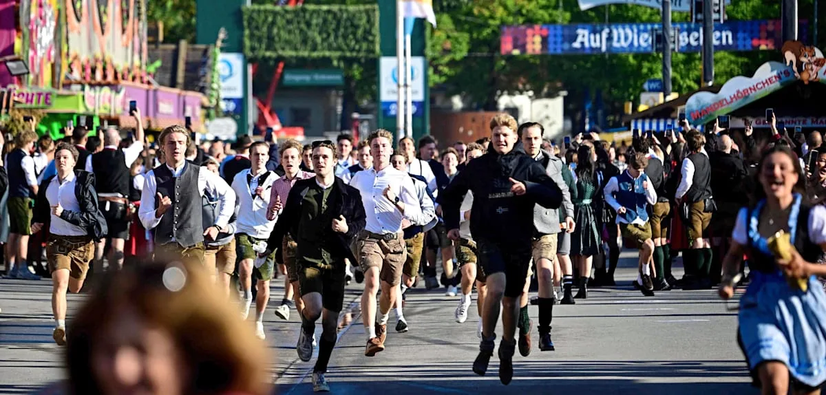 Erste Gäste stürmen Münchner Oktoberfest