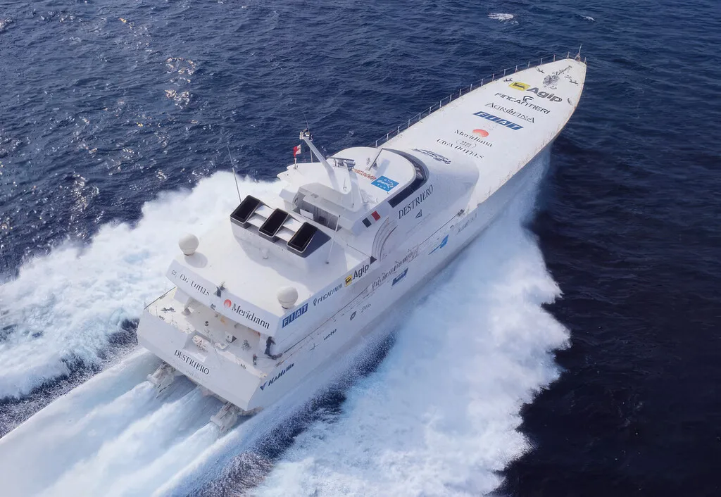 El yate más rápido del mundo tenía tres turbinas, 60.000 CV y una obsesión: cruzar el Atlántico en 58 horas