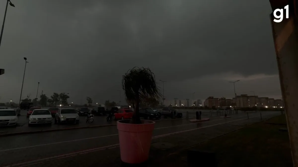 VÍDEO: Dia vira noite no Sul do RS com chegada de temporal; estado também registra granizo