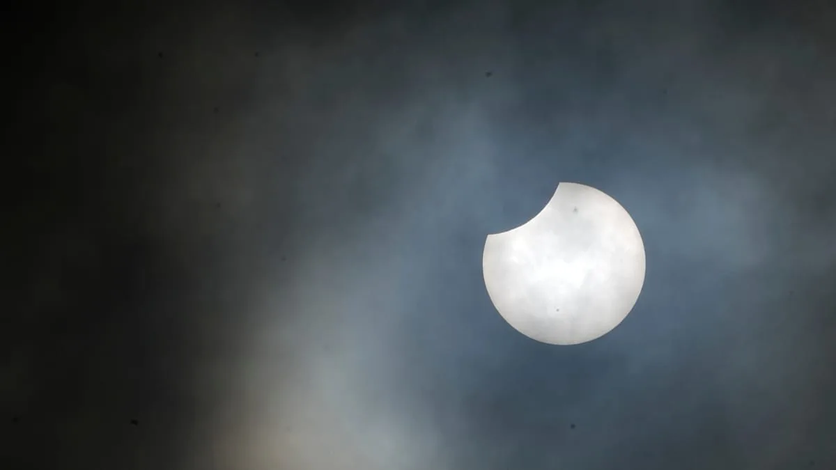 Olhos postos no céu: milhões de pessoas em toda a Europa esperam poder avistar raro eclipse total