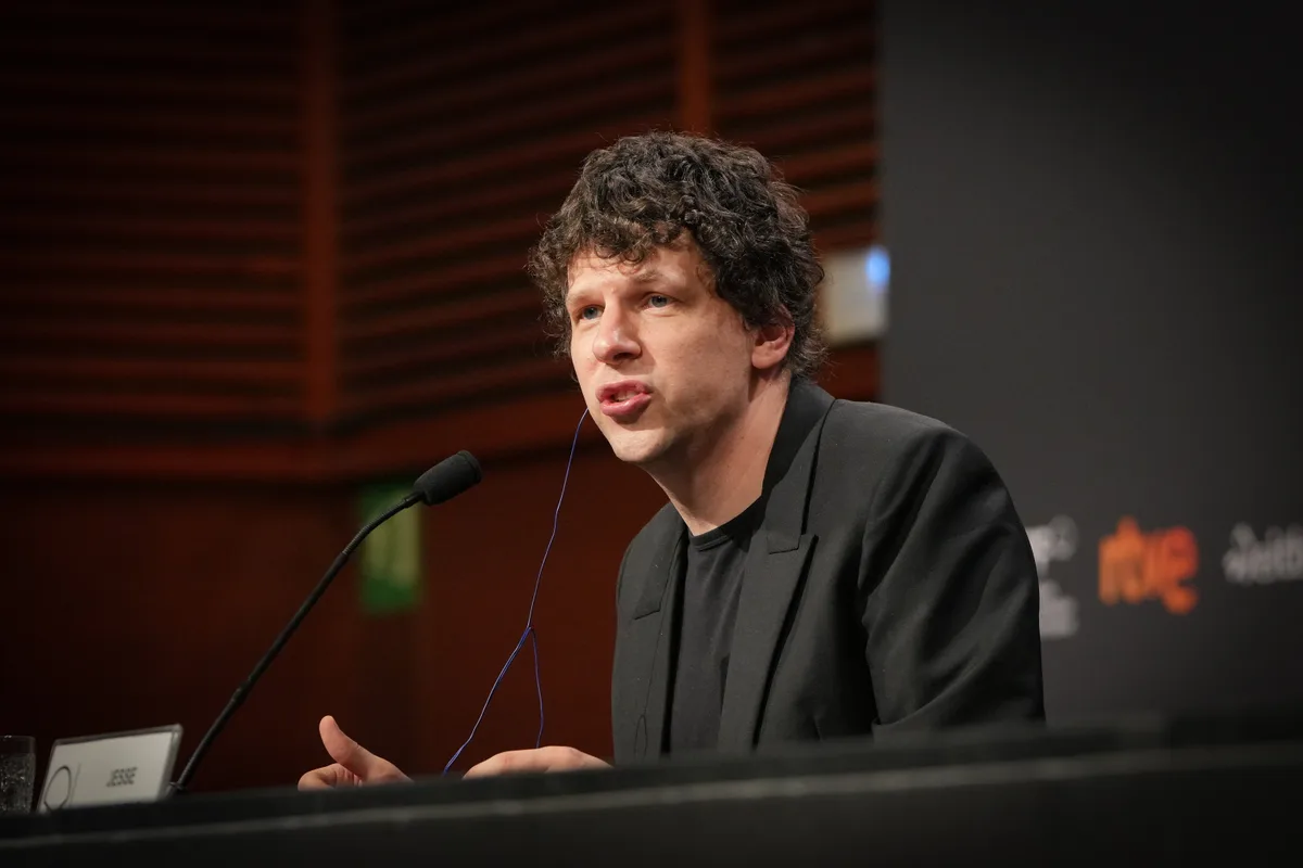 Jesse Eisenberg Talks Writing ‘The Debut’ Specifically For His “Favorite Actor And Actress” Julianne Moore & Paul Giamatti — San Sebastián